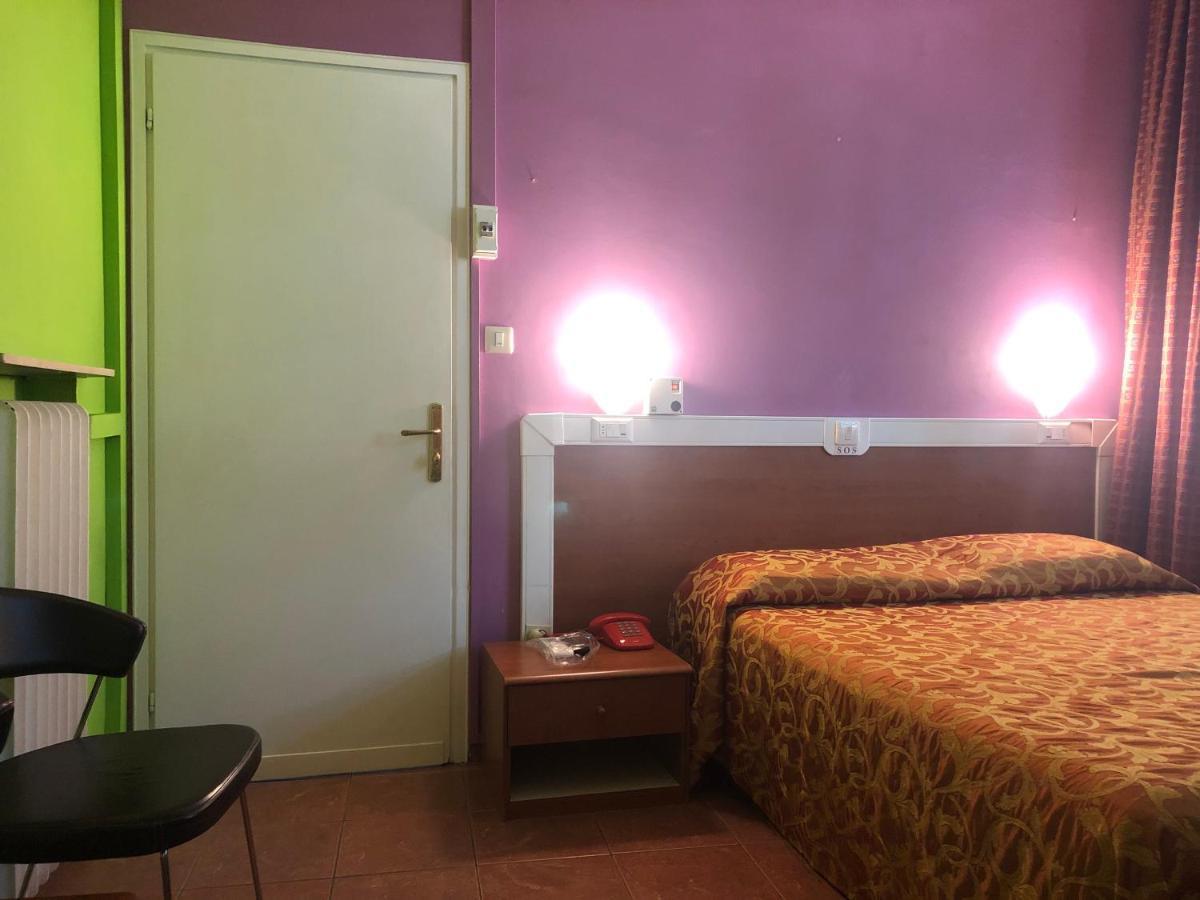 Eden Hotel *